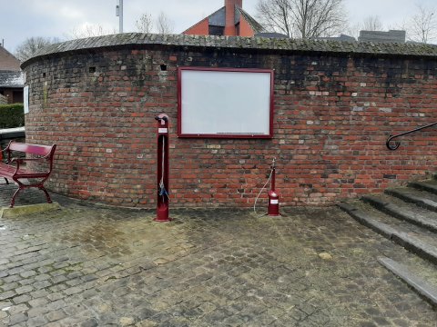Informatiekast bordeauxrood met LED