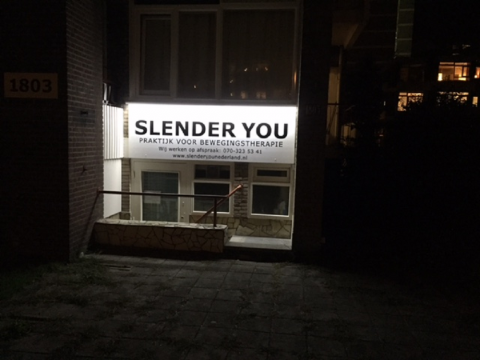 Reclamebord met LED lichtkoof
